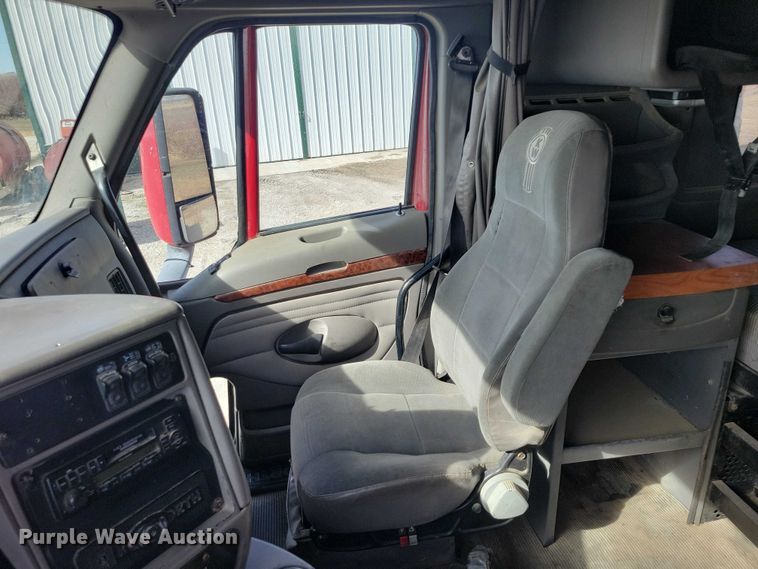 image for item NK9837 2003 Kenworth T2000 semi truck