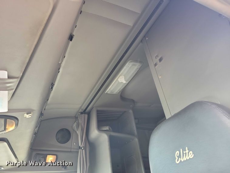 image for item NK9837 2003 Kenworth T2000 semi truck