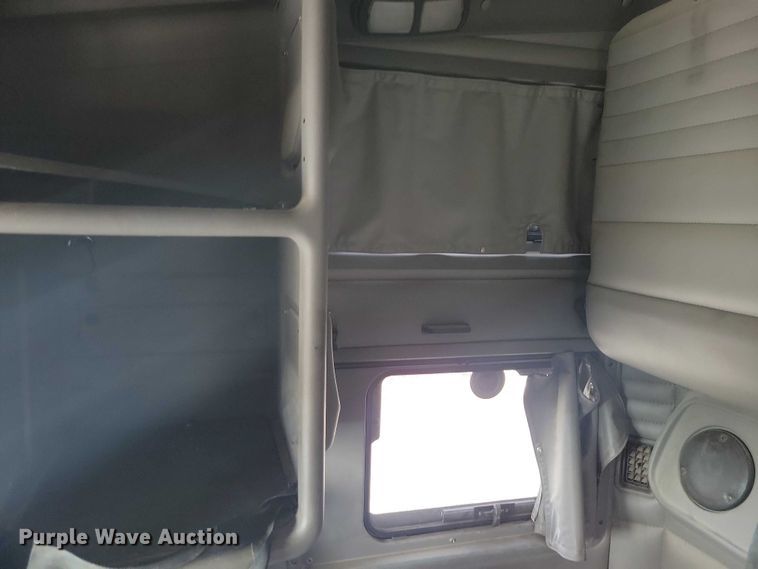 image for item NK9837 2003 Kenworth T2000 semi truck