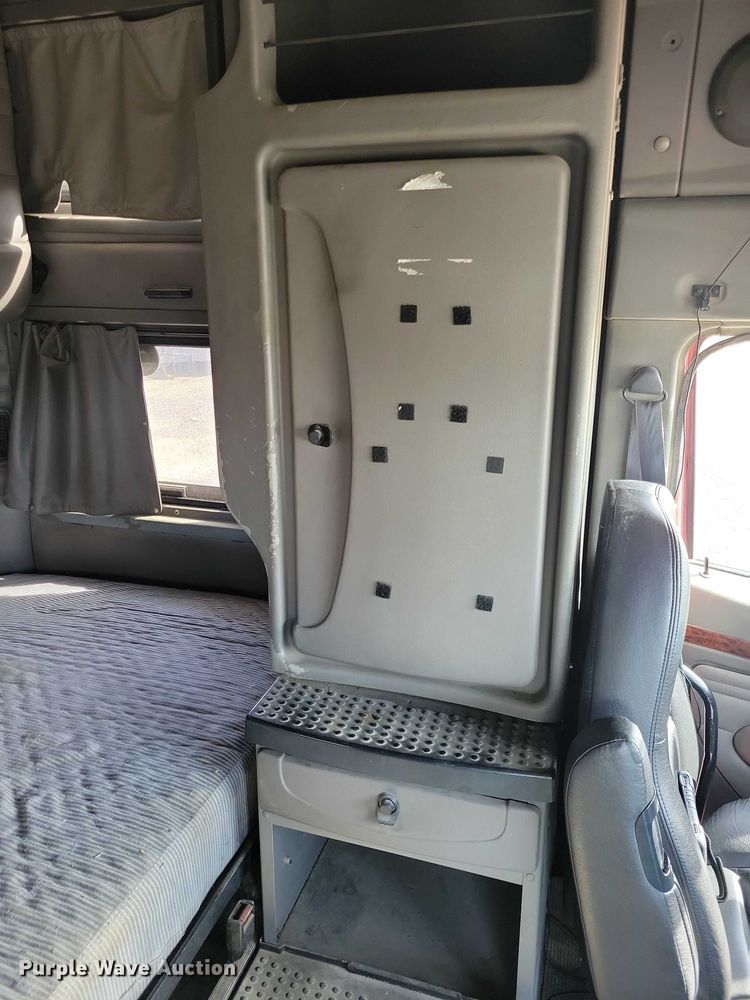 image for item NK9837 2003 Kenworth T2000 semi truck