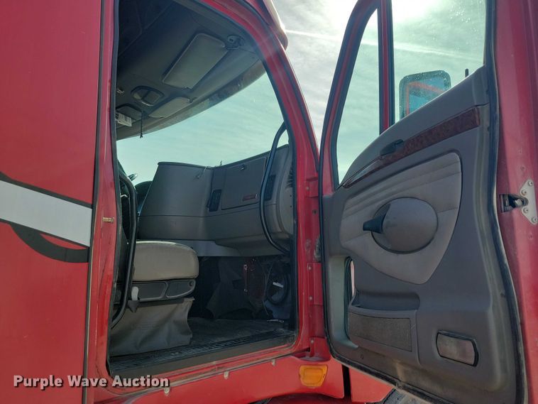 image for item NK9837 2003 Kenworth T2000 semi truck