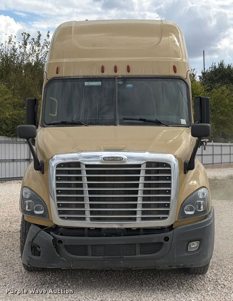 image for item YA0646 2018 Freightliner Cascadia semi truck