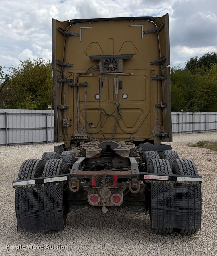 image for item YA0646 2018 Freightliner Cascadia semi truck