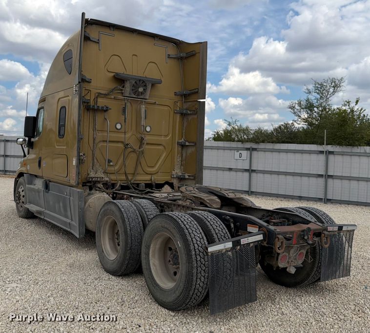 image for item YA0646 2018 Freightliner Cascadia semi truck