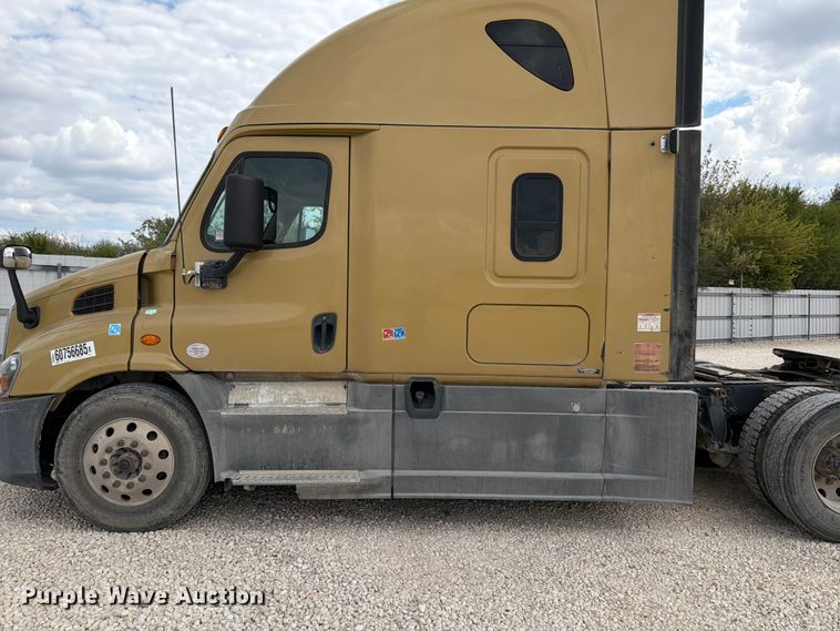 image for item YA0646 2018 Freightliner Cascadia semi truck
