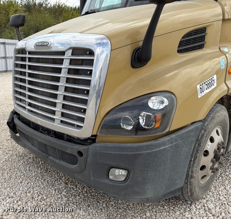 image for item YA0646 2018 Freightliner Cascadia semi truck