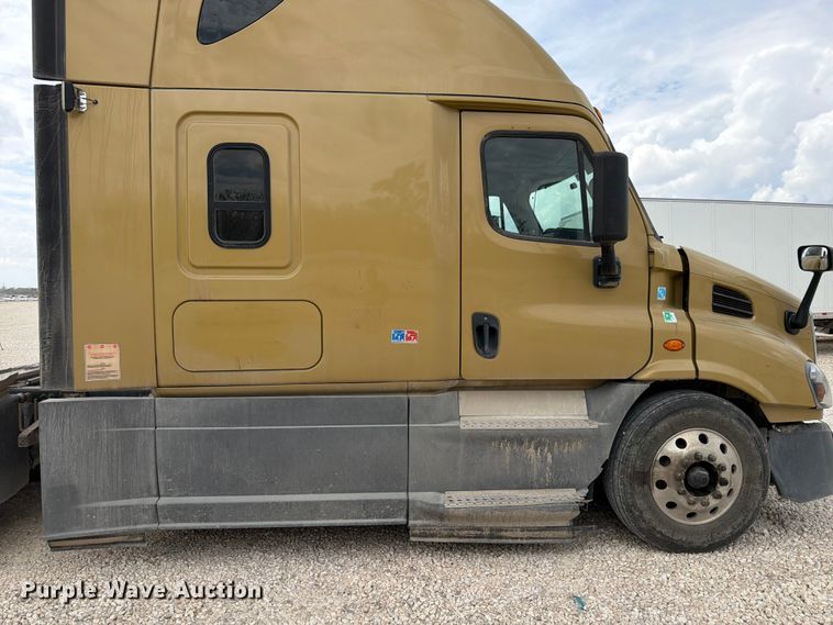 image for item YA0646 2018 Freightliner Cascadia semi truck