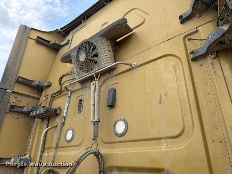 image for item YA0646 2018 Freightliner Cascadia semi truck