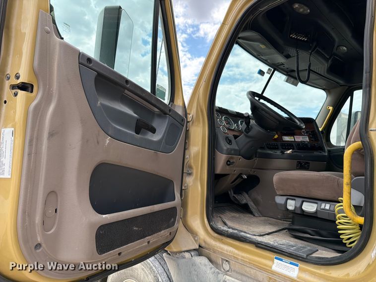 image for item YA0646 2018 Freightliner Cascadia semi truck