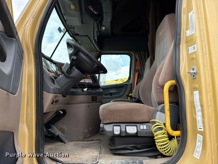 image for item YA0646 2018 Freightliner Cascadia semi truck