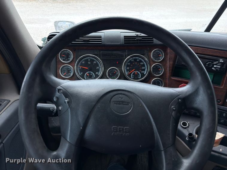 image for item YA0646 2018 Freightliner Cascadia semi truck