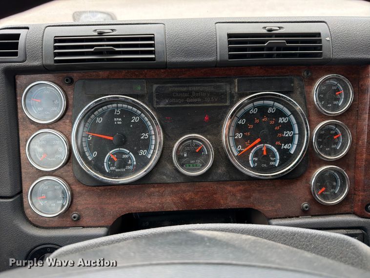 image for item YA0646 2018 Freightliner Cascadia semi truck