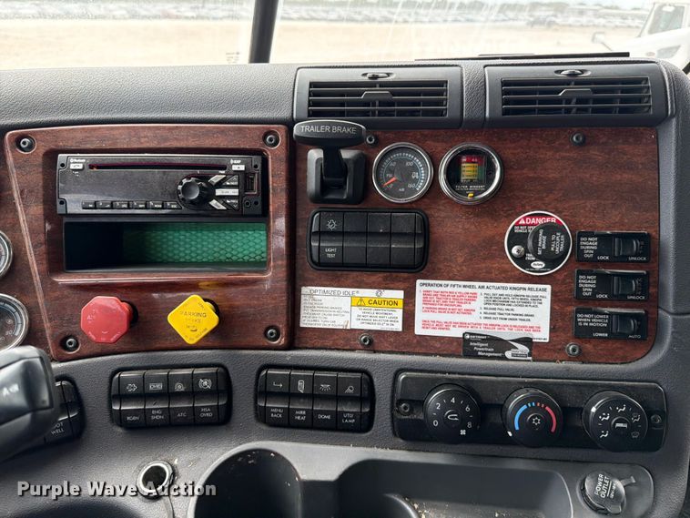 image for item YA0646 2018 Freightliner Cascadia semi truck