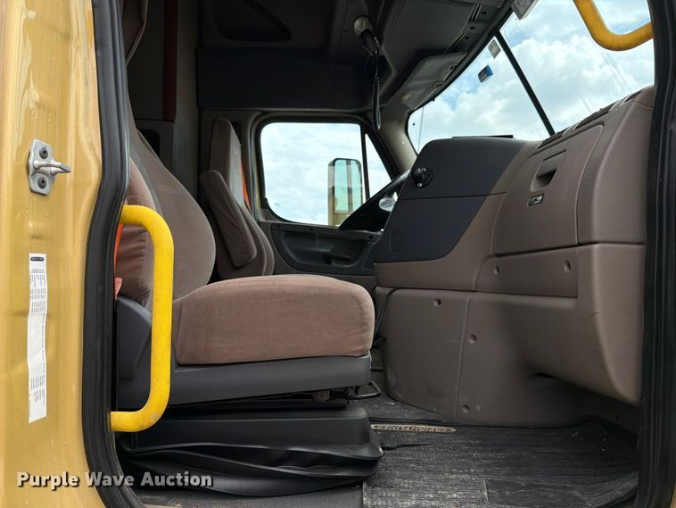 image for item YA0646 2018 Freightliner Cascadia semi truck