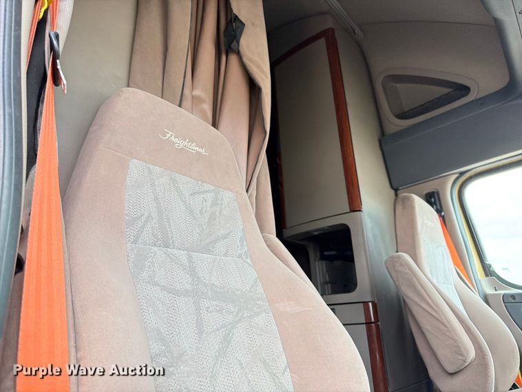 image for item YA0646 2018 Freightliner Cascadia semi truck