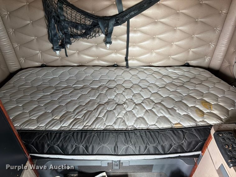 image for item YA0646 2018 Freightliner Cascadia semi truck