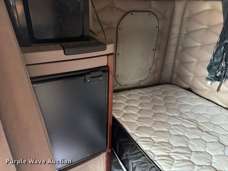 image for item YA0646 2018 Freightliner Cascadia semi truck