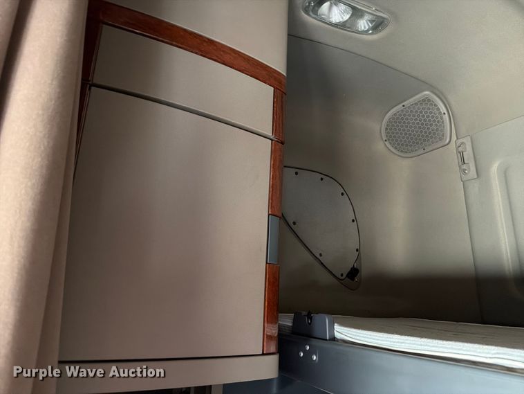 image for item YA0646 2018 Freightliner Cascadia semi truck