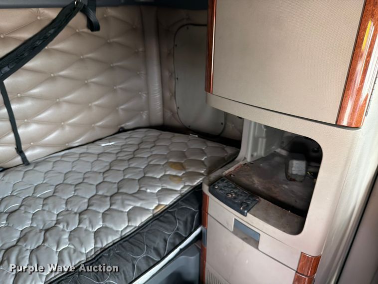 image for item YA0646 2018 Freightliner Cascadia semi truck