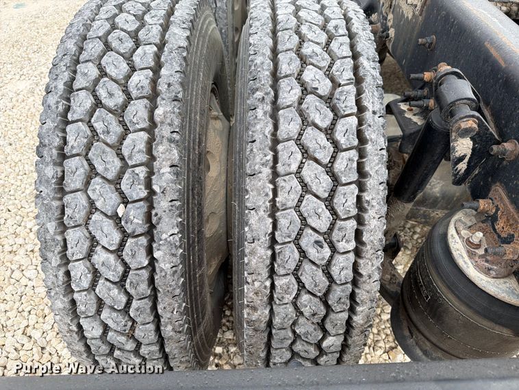 image for item YA0646 2018 Freightliner Cascadia semi truck