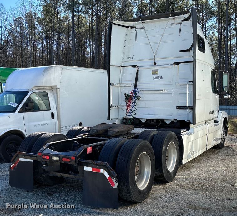 image for item YA0711 2016 Volvo  VNL semi truck
