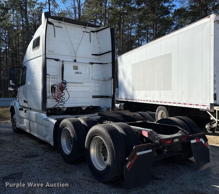 image for item YA0711 2016 Volvo  VNL semi truck