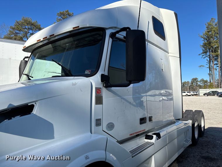 image for item YA0711 2016 Volvo  VNL semi truck
