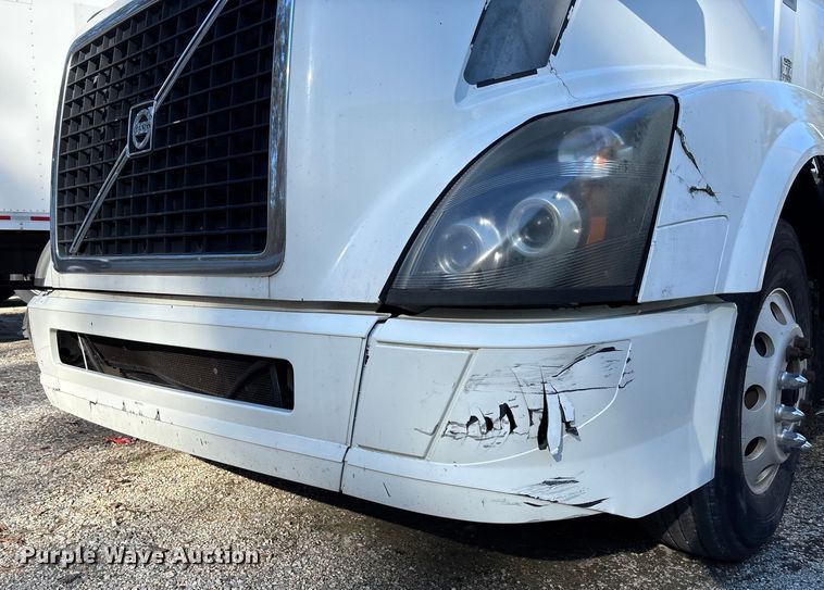 image for item YA0711 2016 Volvo  VNL semi truck