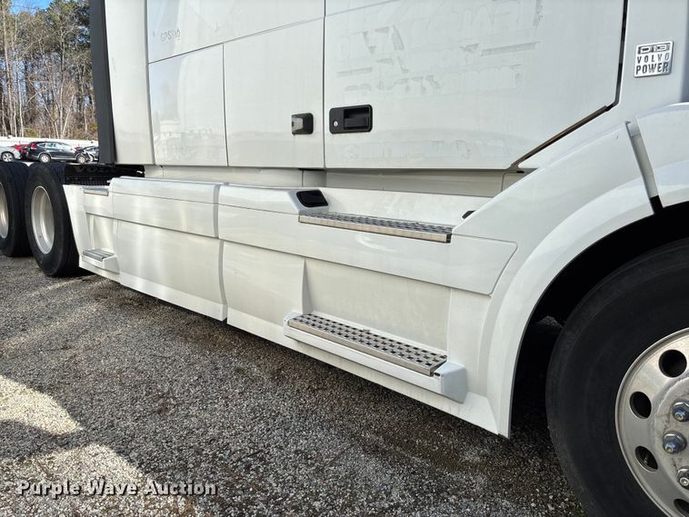 image for item YA0711 2016 Volvo  VNL semi truck