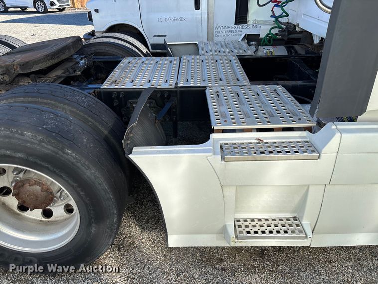 image for item YA0711 2016 Volvo  VNL semi truck