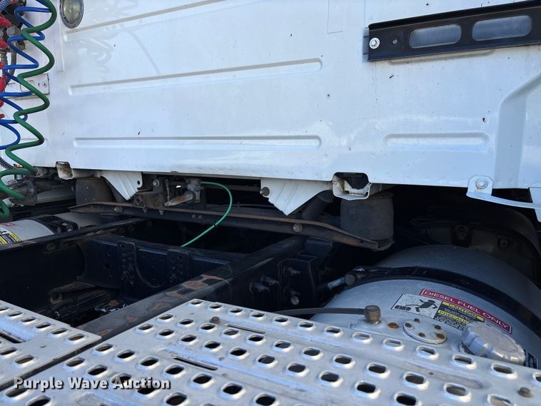 image for item YA0711 2016 Volvo  VNL semi truck