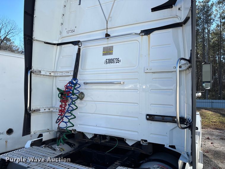 image for item YA0711 2016 Volvo  VNL semi truck