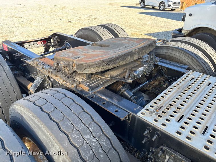 image for item YA0711 2016 Volvo  VNL semi truck