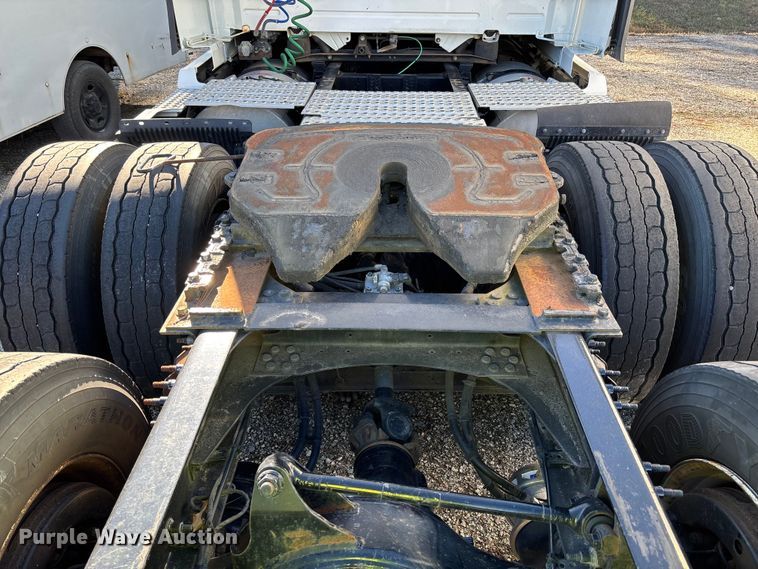 image for item YA0711 2016 Volvo  VNL semi truck