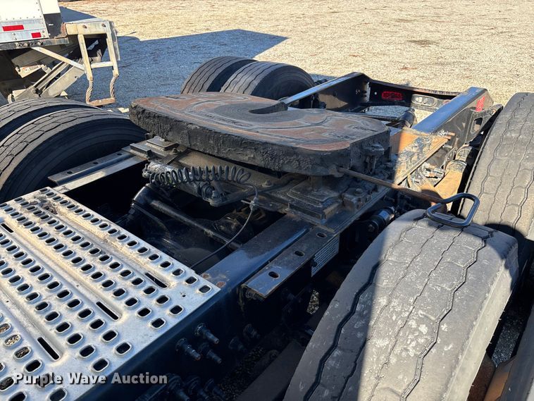 image for item YA0711 2016 Volvo  VNL semi truck