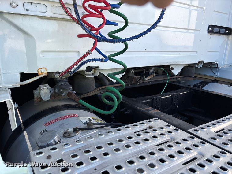 image for item YA0711 2016 Volvo  VNL semi truck