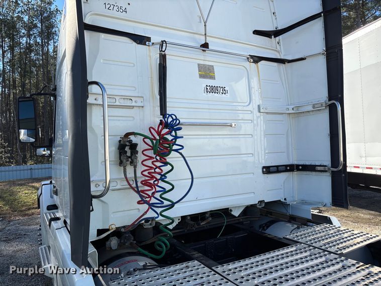 image for item YA0711 2016 Volvo  VNL semi truck