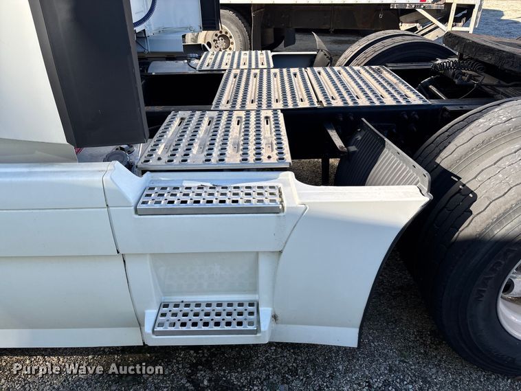 image for item YA0711 2016 Volvo  VNL semi truck