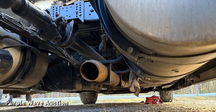 image for item YA0711 2016 Volvo  VNL semi truck