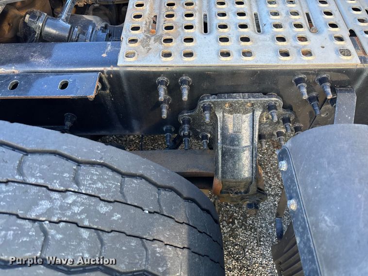 image for item YA0711 2016 Volvo  VNL semi truck