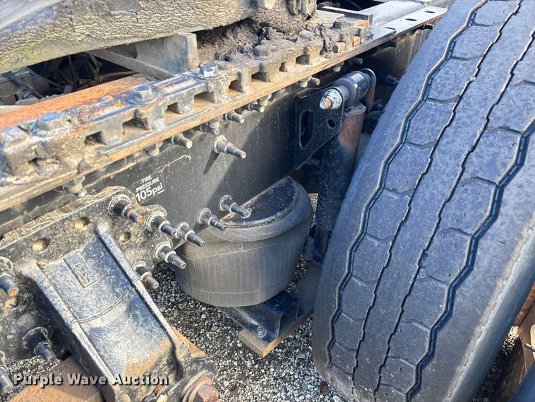 image for item YA0711 2016 Volvo  VNL semi truck