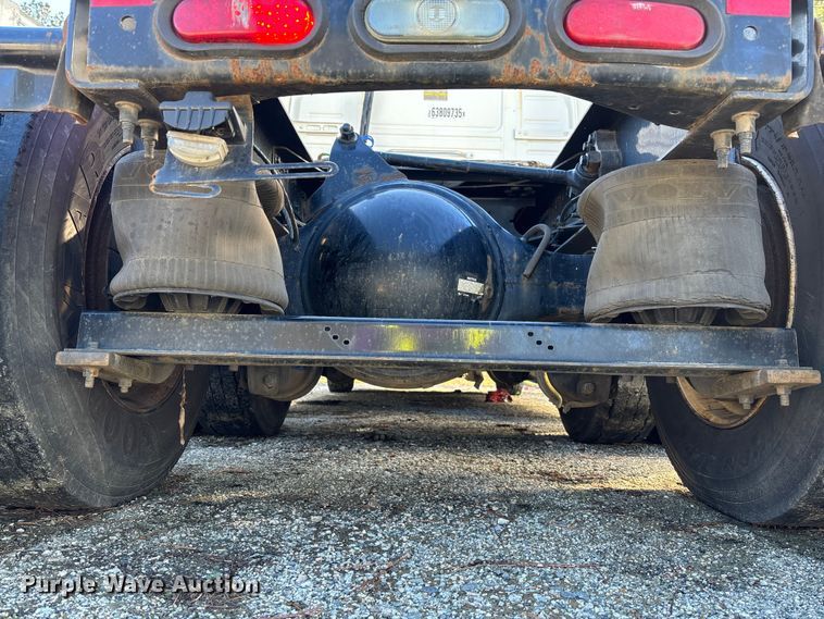 image for item YA0711 2016 Volvo  VNL semi truck