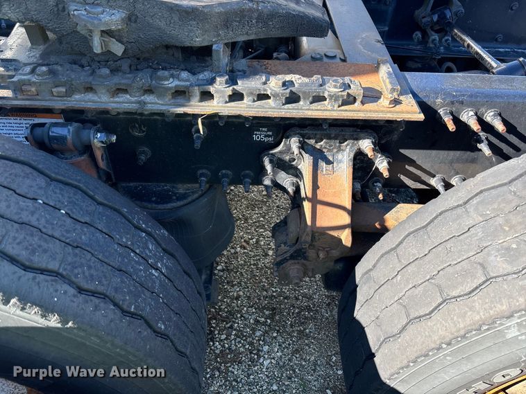 image for item YA0711 2016 Volvo  VNL semi truck