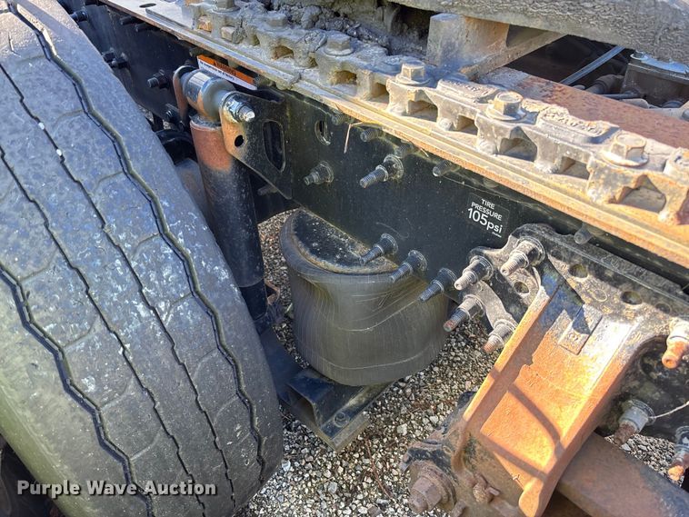 image for item YA0711 2016 Volvo  VNL semi truck