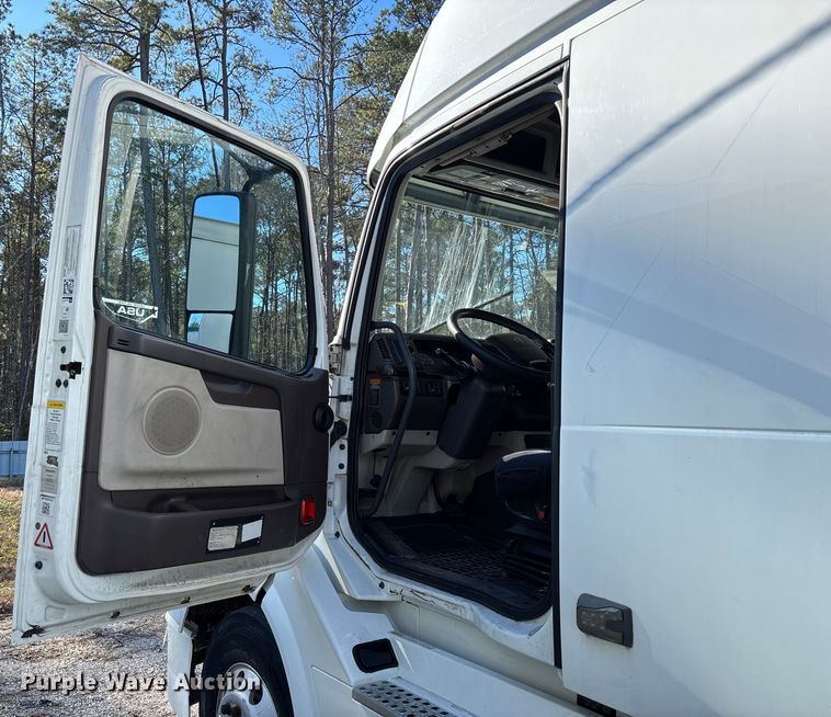 image for item YA0711 2016 Volvo  VNL semi truck