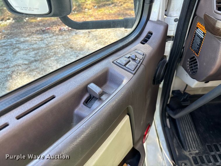 image for item YA0711 2016 Volvo  VNL semi truck