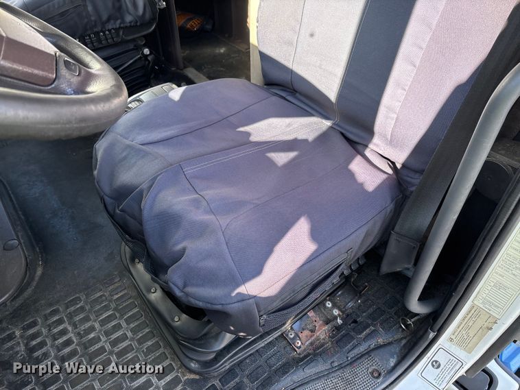 image for item YA0711 2016 Volvo  VNL semi truck