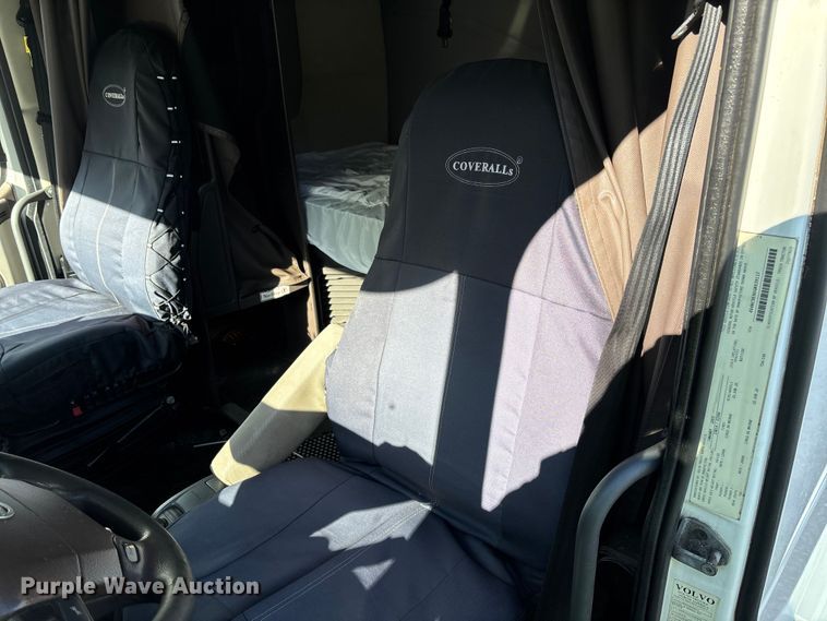 image for item YA0711 2016 Volvo  VNL semi truck