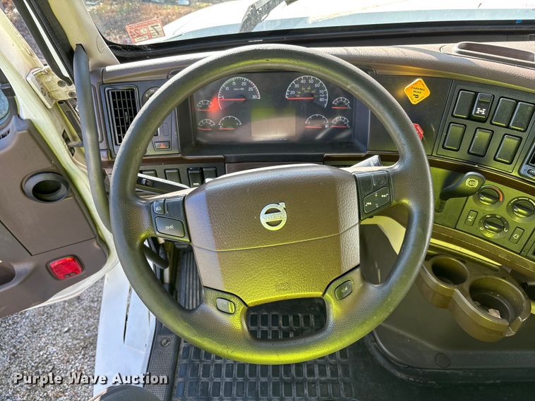 image for item YA0711 2016 Volvo  VNL semi truck