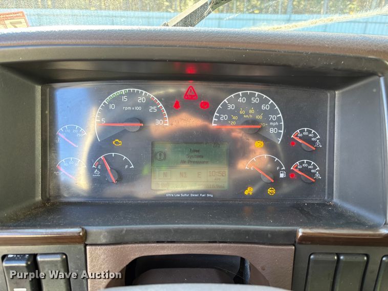 image for item YA0711 2016 Volvo  VNL semi truck